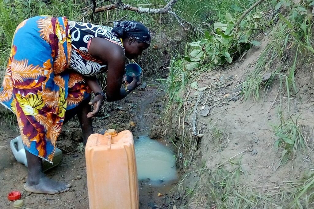 Verschmutztes Wasser Wasserstelle Hygiene Kanister Angelina