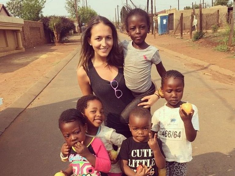Hilfseinsatz in KITA in Südafrika mit Kindern