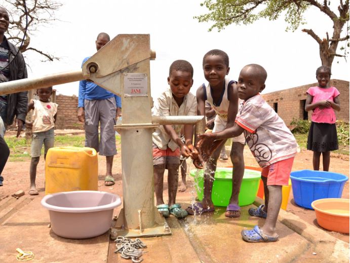 Brunnen Brunnenbau Wasser Afrika Hygiene Handpumpe