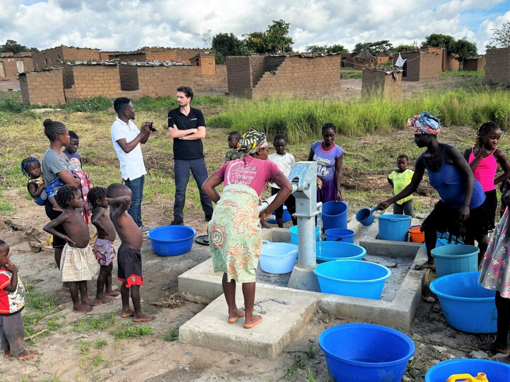 Brunnenbau in Angola gibt Dorfbewohnern sauberes Wasser