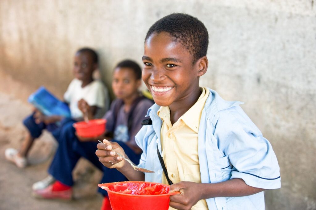 Rote Schale Ernährung Schule Patenschaft Kind Essen Angola Afrika