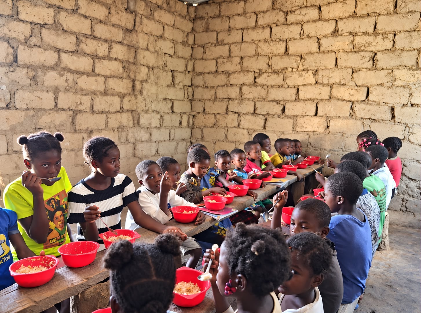 Schülerinnen und Schüler essen eine nährstoffreiche Mahlzeit